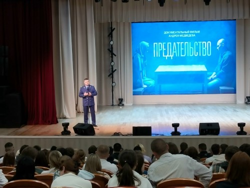 По инициативе Урюпинской межрайонной прокуратуры в ТКЦ "Юбилейный" прошло собрание со студентами средних специальных учебных заведений города