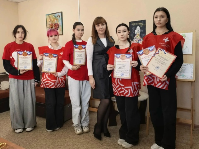 Торжественная церемония награждения студентов-волонтеров Урюпинского филиала ГАПОУ "Волгоградский медицинский колледж" за активное участие в конкурсе рисунков "Экология души"